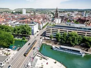 Ein Bild von Heilbronn mit dem Neckar und der Kilianskirche. Man sieht die Stadt von oben.