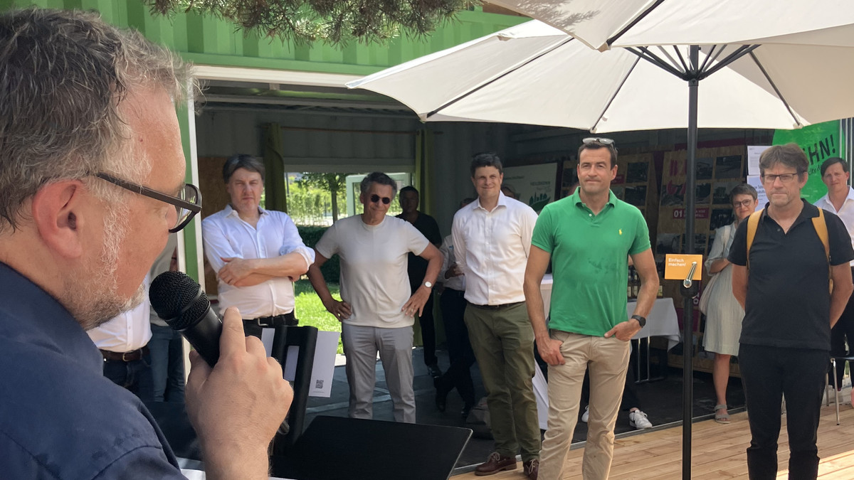 Bürgermeister Ringle spricht bei der Langen Tafel der Baukultur im Stadtquartier Neckarbogen zu den Gästen.