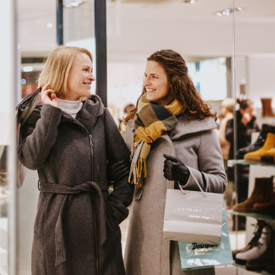 Schmuckbild zwei junge Frauen shoppen in Heilbronn