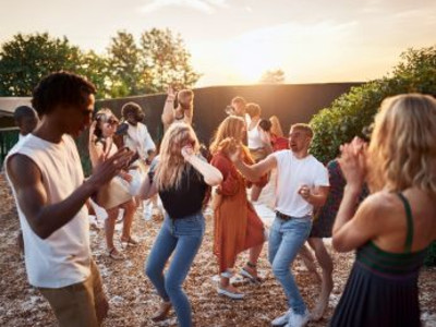 Man sieht Menschen beim Tanzen 