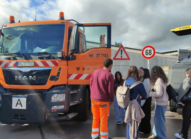 Beim Betriebsamt wurde der Fuhrpark der Stadt präsentiert und einige Azubis durften mal in der Kehrmaschine sitzen. (Foto: Stadt Heilbronn)