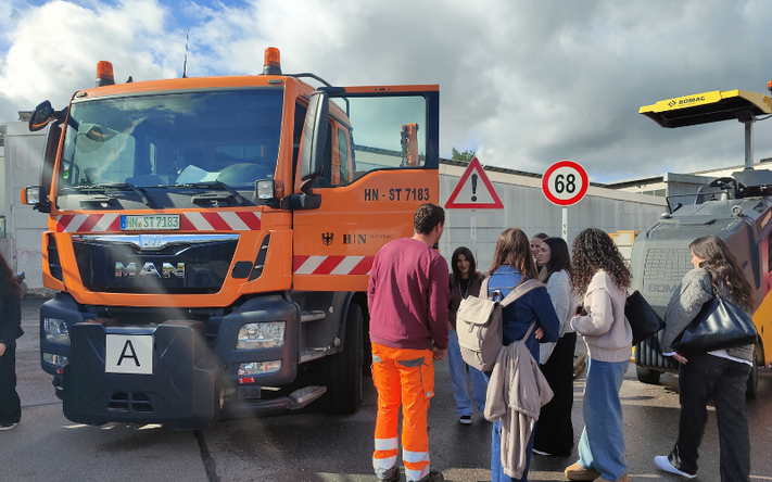 Beim Betriebsamt wurde der Fuhrpark der Stadt präsentiert und einige Azubis durften mal in der Kehrmaschine sitzen. (Foto: Stadt Heilbronn)