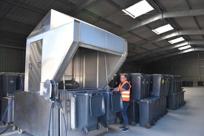 Dirk Juskowiak, Leiter des Behältermanagements, bedient die Waschanlage für Abfallbehälter. Diese ist seit März 2019 auf dem Gelände des Entsorgungszentrums Heilbronn im Einsatz