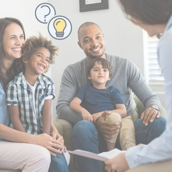 Man sieht eine Familie in einem Beratungsgespräch