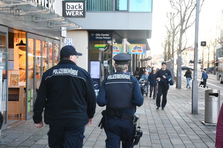 Das Bild zeigt die Mitarbeiter des kommunalen Ordnungsdienstes beim Gang durch die Kaiserstraße.