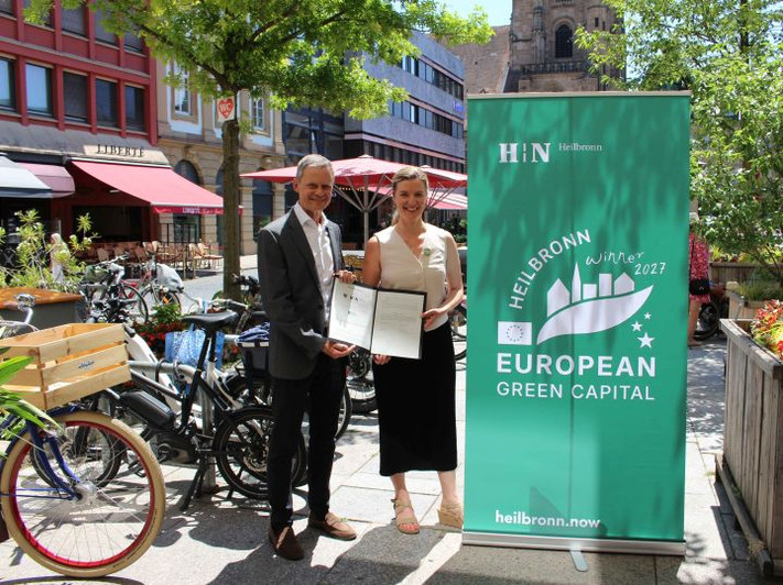 Das Bild zeigt Dr. Julia Hufnagel, Leiterin des Projekts Grüne Hauptstadt Europas 2027, sowie Dr. Bernd Welz, Vorstandsvorsitzender der Klimastiftung für Bürger mit der unterzeichneten Vereinbarung.. Foto: Klimastiftung für Bürger