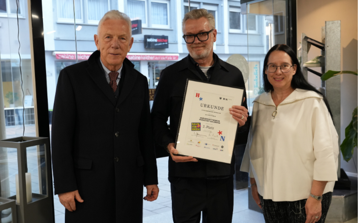 Die Urkunde für den Erstplatzierten wurde feierlich von Martin Diepgen, Erster Bürgermeister der Stadt Heilbronn, und Kirsten Hirschmann, Präsidentin der IHK Heilbronn-Franken, in der unschlagBar an Paul Würtemberger übergeben. Foto: Stadt Heilbronn