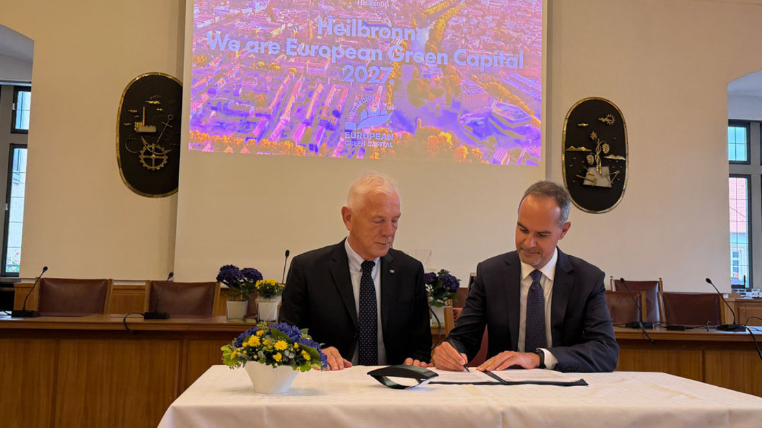 Oberbürgermeister Harry Mergel und Mattia Pellegrini (r.), hochrangiger Vertreter der Generaldirektion Umwelt der Europäischen Kommission, unterzeichnen den Letter of Intent für Heilbronns Jahr als Grüne Hauptstadt Europas 2027 im Großen Ratssaal der Stadt Heilbronn.