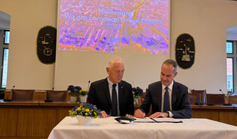 Oberbürgermeister Harry Mergel und Mattia Pellegrini (r.), hochrangiger Vertreter der Generaldirektion Umwelt der Europäischen Kommission, unterzeichnen den Letter of Intent für Heilbronns Jahr als Grüne Hauptstadt Europas 2027 im Großen Ratssaal der Stadt Heilbronn.