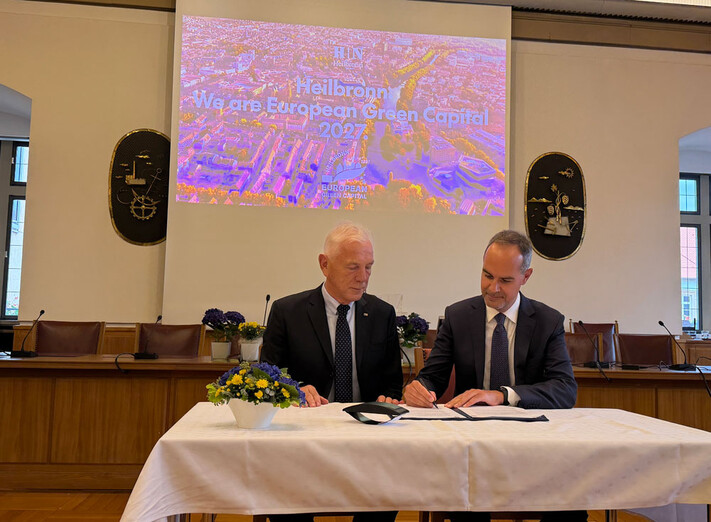 Oberbürgermeister Harry Mergel und Mattia Pellegrini (r.), hochrangiger Vertreter der Generaldirektion Umwelt der Europäischen Kommission, unterzeichnen den Letter of Intent für Heilbronns Jahr als Grüne Hauptstadt Europas 2027 im Großen Ratssaal der Stadt Heilbronn.
