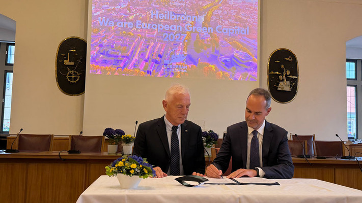 Oberbürgermeister Harry Mergel und Mattia Pellegrini (r.), hochrangiger Vertreter der Generaldirektion Umwelt der Europäischen Kommission, unterzeichnen den Letter of Intent für Heilbronns Jahr als Grüne Hauptstadt Europas 2027 im Großen Ratssaal der Stadt Heilbronn. Foto: Stadt Heilbronn