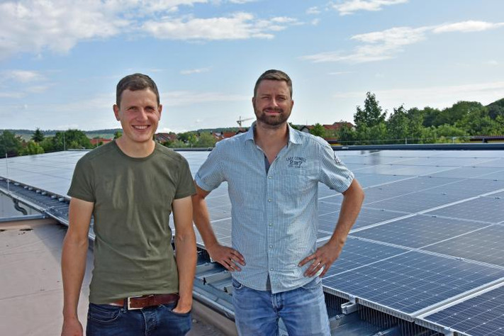 Energiemanager Bernd Isenmann Bautechniker beim Hochbauamt Ferdinand Krieger auf dem neuen Solardach der Luise-Bronner-Schule