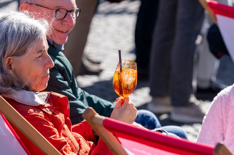 Besucher von Magie der Stimmen genießen das gastronomische Angebot.