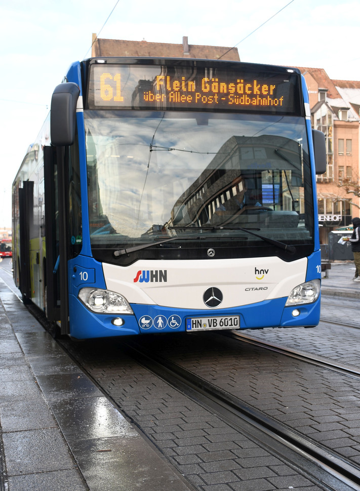 Das Bild zeigt einen blau-weißen Stadtbus an der Haltestelle am Marktplatz. 