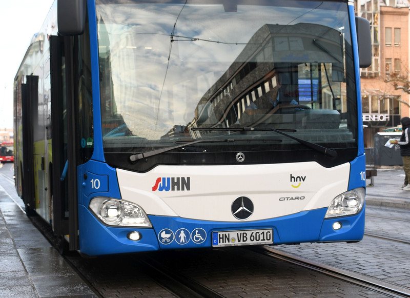 Das Bild zeigt einen blau-weißen Stadtbus an der Haltestelle am Marktplatz. 