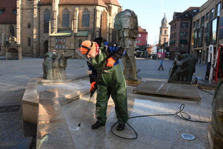 Das Bild zeigt die Reinigung des Komödiantenbrunnen  per Dampfstrahler