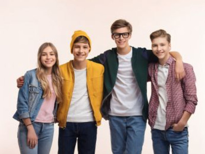 Man sieht Jugendlich, die beieinander stehen und sich unterhalten. KI generiertes Bild 