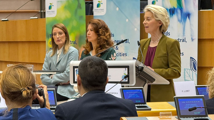 Zu den Rednerinnen zählte auch EU-Kommissionspräsidentin Ursula von der Leyen, die die zentrale Rolle der Städte bei der Umsetzung der europäischen Klimaziele betonte.