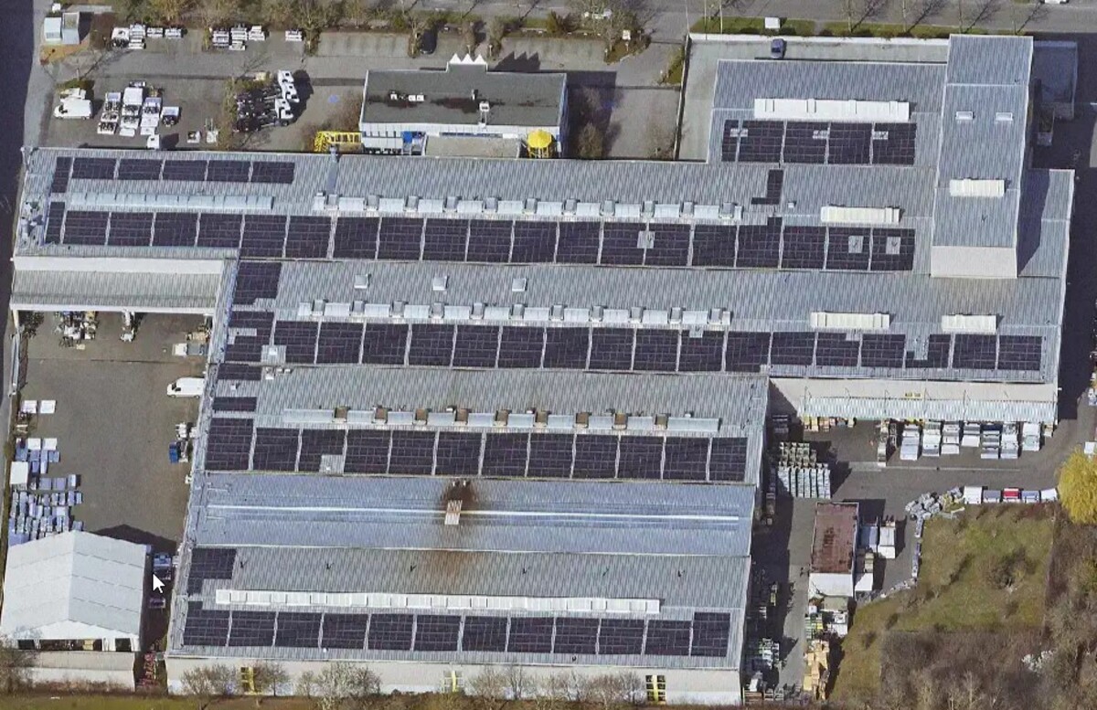 Ein Luftbild der PV-Anlage der Firma Bär Cargolift