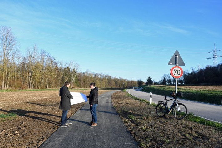 Das Bild zeigt den sicheren Radweg an der schmalen Kreisstraße Biberach Richtung Bonfeld