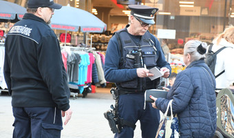 Das Bild zeigt zwei Mitarbeiter des Kommunalen Ordnungsdientes bei einer Kontrolle am Kiliansplatz. Eine Frau hatte achtlos eine gerauchte Zigarette weggeworfen.