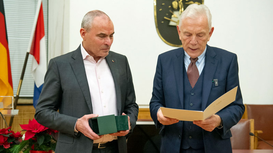 Ralf Klenk und Oberbürgermeister Harry Mergel im Großen Ratssaal des Rathauses