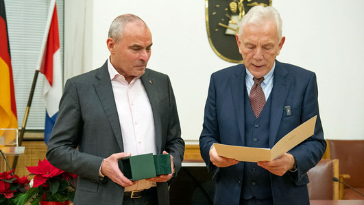 Ralf Klenk und Oberbürgermeister Harry Mergel im Großen Ratssaal des Rathauses