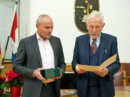 Ralf Klenk und Oberbürgermeister Harry Mergel im Großen Ratssaal des Rathauses