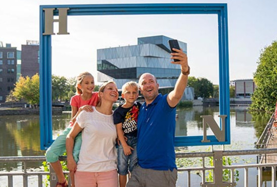 Eine Familie am Fotospot experimenta