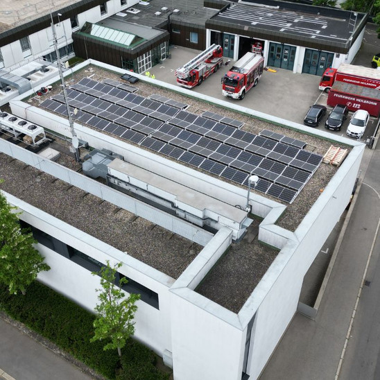 Man sieht die PV-Anlage auf dem Dach der Leitstelle Feuerwehr
