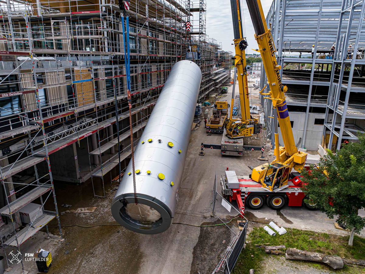 Installation Pufferspeicher (Foto: Wärmegesellschaft Heilbronn mbH)
