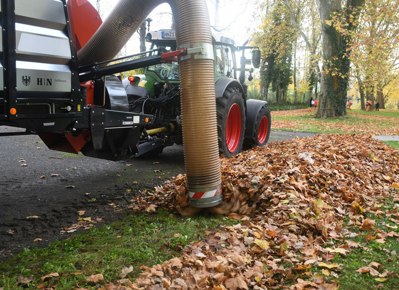 Das Bild zeigt den Saugrüssel des sogenannten Laubelefanten. Mit viel Druck saugt das Gerät die Laubhügel zum Abtransport in einen Anhänger.