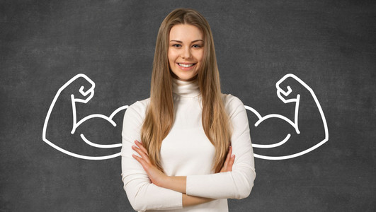 Selbstbewusst auftreten: In den Heilbronner Selbstbehauptungskursen lernen junge Frauen, ihre Stärke zu erkennen und klar Grenzen zu setzen, Foto: Canva