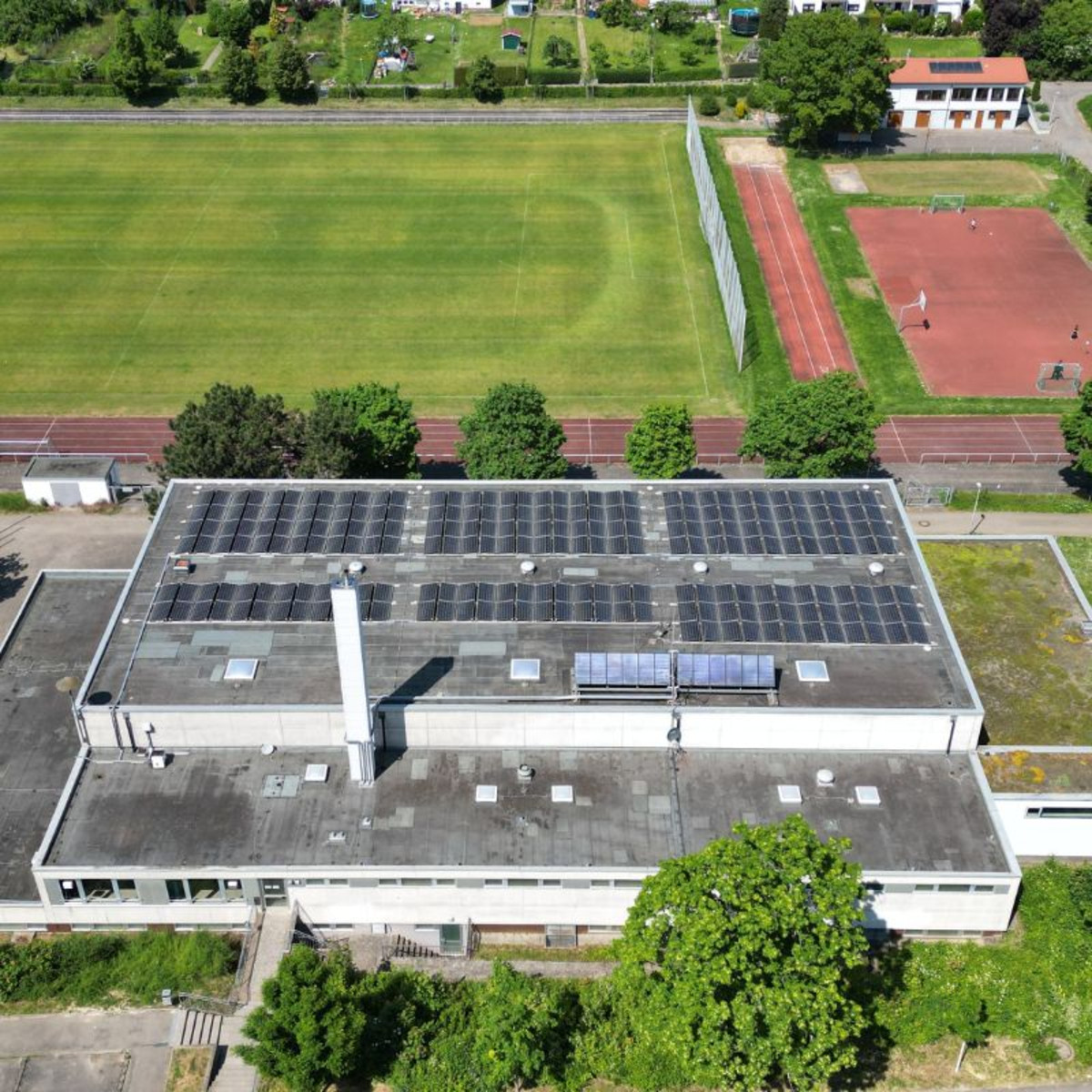 Man sieht ein Foto der PV-Anlage auf dem Dach der Deutschordenshalle Kirchhausen