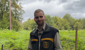 Robin Ihle, Förster und Leiter Revier Ost, zeigt vor Ort, wie die Aufforstungsfläche entsteht. Foto: Stadt Heilbronn
