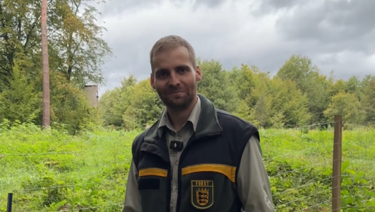 Robin Ihle, Förster und Leiter Revier Ost, zeigt vor Ort, wie die Aufforstungsfläche entsteht. Foto: Stadt Heilbronn