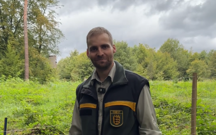 Robin Ihle, Förster und Leiter Revier Ost, zeigt vor Ort, wie die Aufforstungsfläche entsteht. Foto: Stadt Heilbronn