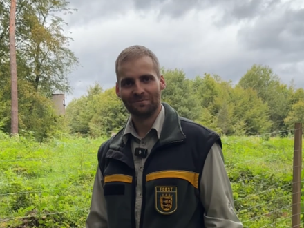 Robin Ihle, Förster und Leiter Revier Ost, zeigt vor Ort, wie die Aufforstungsfläche entsteht. Foto: Stadt Heilbronn