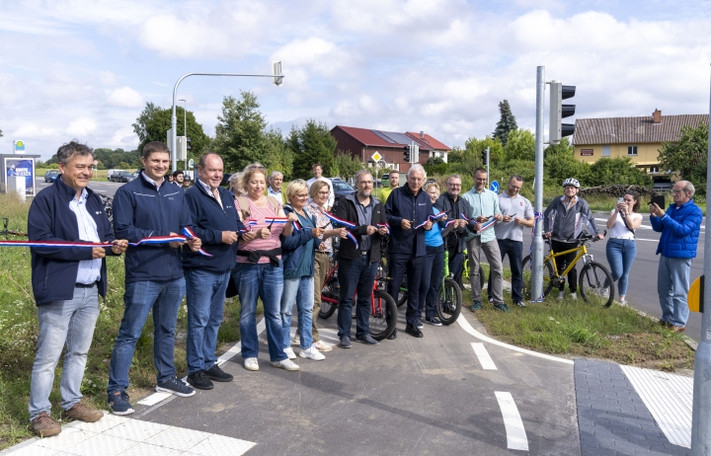 Mit einem Banddurchschnitt weihten OB Mergel, Bürgermeister Andreas Ringle sowie Mitglieder des Gemeinderats und der Bezirksbeiräte Kirchhausen und Biberach den neuen Radweg zwischen den beiden Stadtteilen ein. Foto: Stadt Heilbronn/Jürgen Häffner