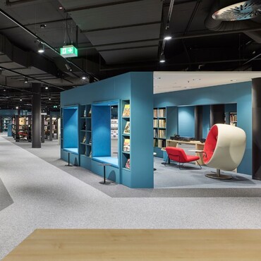 Man sieht den Innenraum der Stadtbibliothek im K3
