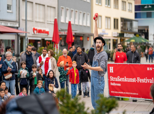 Ein Künstler beim Straßenkunst-Festival KulturSamstag