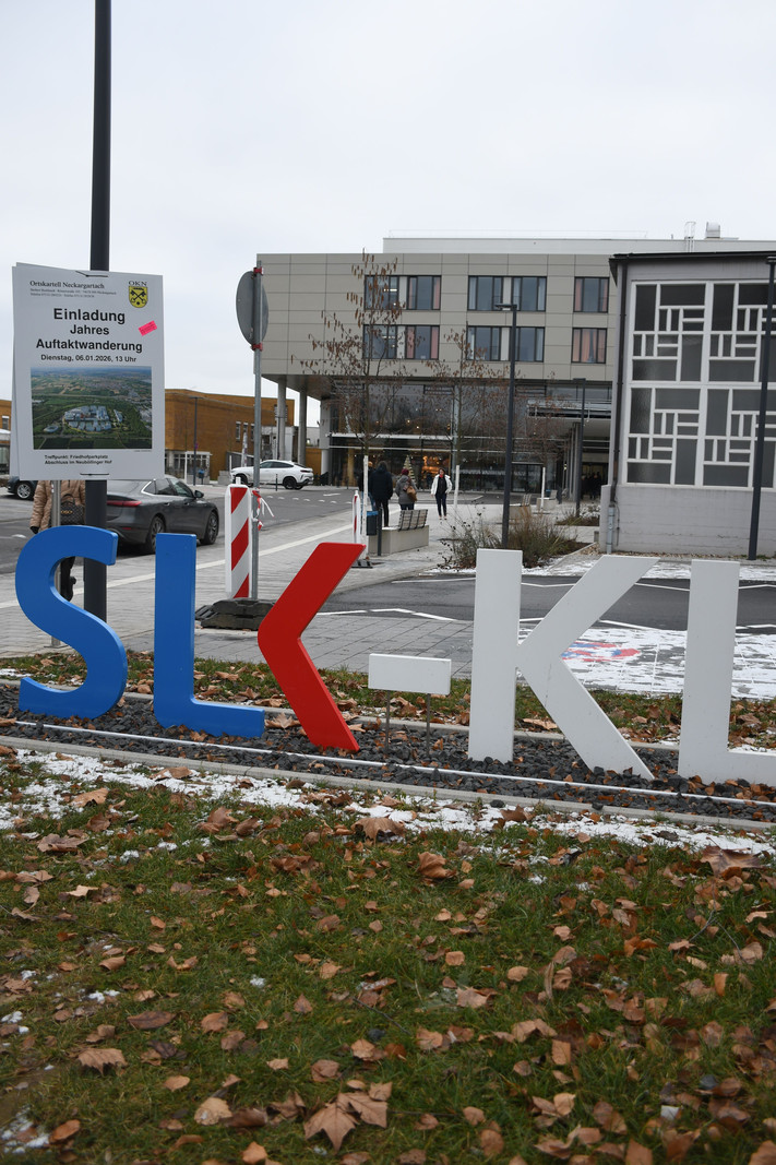 Das Bild zeigt den SLK-Schriftzug vor dem Eingang zum Gesundbrunnen-Klinikum in Heilbronn