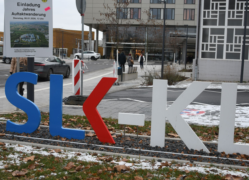 Das Bild zeigt den SLK-Schriftzug vor dem Eingang zum Gesundbrunnen-Klinikum in Heilbronn