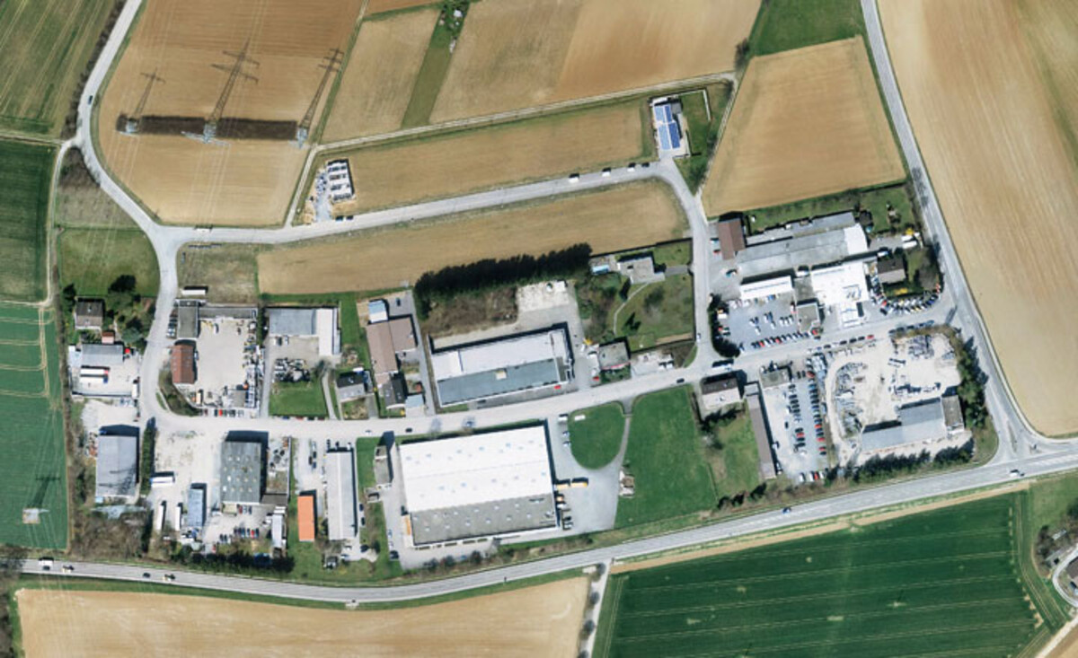 Das Gewerbegebiet in Kirchhausen aus der Vogelperspektive.