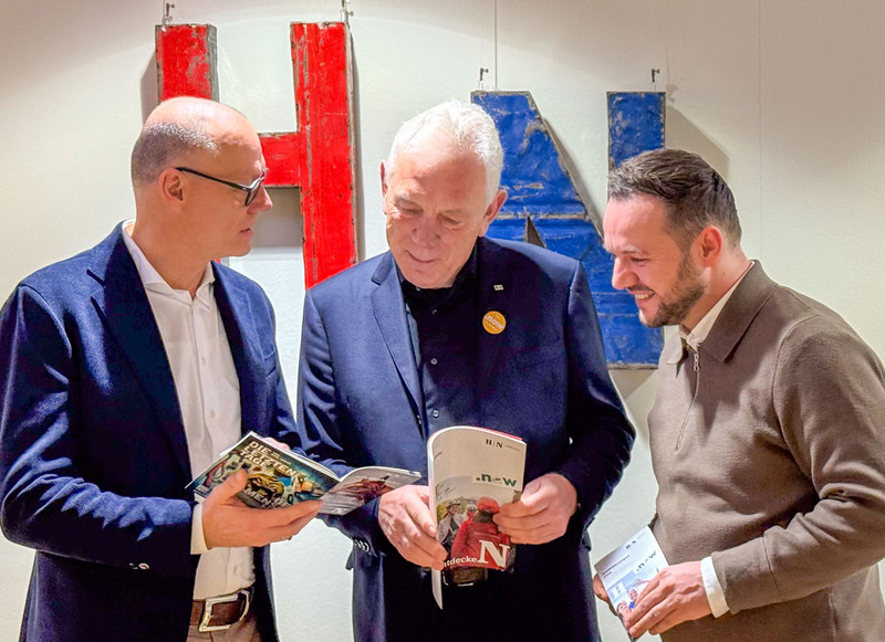 Das Bild zeigt HMG-Geschäftsführer Steffen Schoch, Oberbürgermeister Harry Mergel und Stadtinitiative-Vorsitzenden Ergjan Terzici beim Austausch in den Räumen der HMG. 
