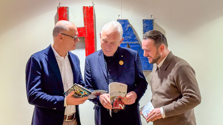 Das Bild zeigt HMG-Geschäftsführer Steffen Schoch, Oberbürgermeister Harry Mergel und Stadtinitiative-Vorsitzenden Ergjan Terzici beim Austausch in den Räumen der HMG. 