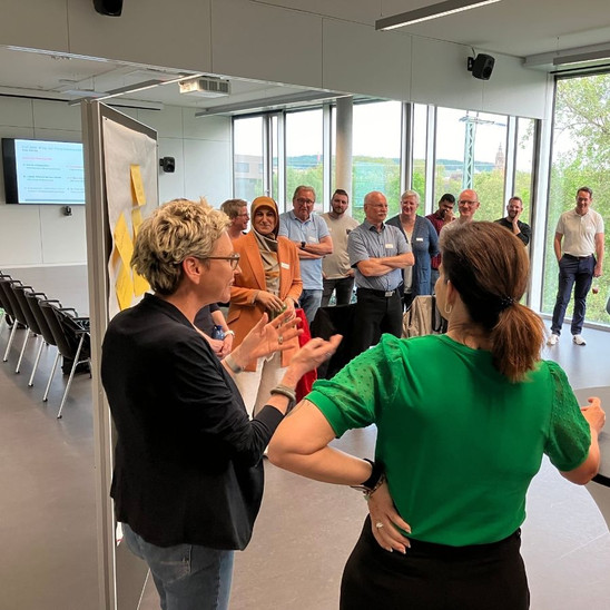 Das KI-Team diskutiert bei einem Treffen