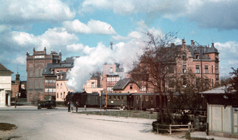 Das Bild zeigt eine Dampflok, die um das Jahr 1940 vom Südbahnhof mit Personenwaggons Richtung Sontheim fährt. Im Hintergrund sind Werksgebäude der Firma Knorr zu sehen. Das Gebäude rechts wurde 1898 erbaut. In den 1930er Jahren war dort die Gaststätte "Fleinerhöhe".