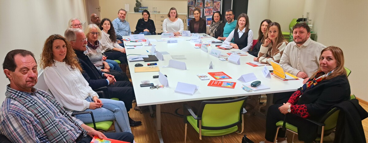 Bürgerstiftung trifft auf Beirat am 24. Februar 2025. Auf dem Bild: zahlreiche Mitglieder des Beirats für Partizipation und Integration zusammen mit der Geschäftsstelle Isabel Gil. Anwesend von der Bürgerstiftung waren die Leitung der Geschäftsstelle Frau Melanie Schneider, Herr Karl Schäuble (Vorstandsvorsitzender), Herr Thomas Schick (stellvertretender Vorsitzender) und die Vorständin Frau Angelika Biesdorf.