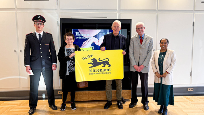 Mergel (M.) entgegen: (v.l.) Christian Reinecker, Christine Arndt, Bernd Philipp und Ajantha Kasipathy Iyer.